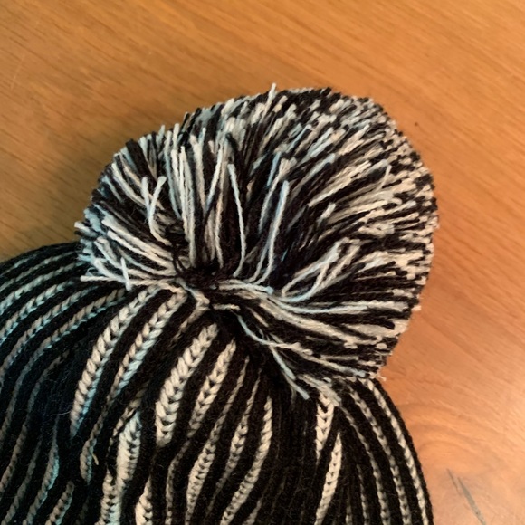 Pair of NWT Zella Women's Reflective Athletic Hats - Picture 6 of 10